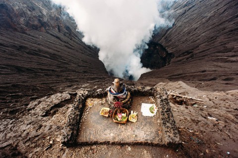 Patung Ganesha di bibir Kawah Gunung Bromo di Taman Nasional Bromo Tengger Semeru, Jawa Timur. Foto: Iuliia Shcherbakova/Shutterstock