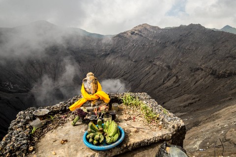 Patung Ganesha di bibir Kawah Gunung Bromo di Taman Nasional Bromo Tengger Semeru, Jawa Timur. Foto: jrockdesign/Shutterstock