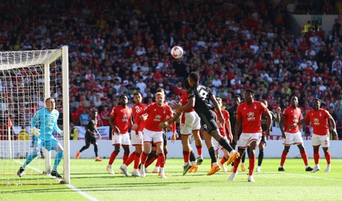 Aksi Gabriel Jesus saat Arsenal bertandang ke markas Nottingham Forest di Stadion City Ground, Nottinghamshire, Inggris, dalam pertandingan pekan ke-37 Liga Inggris 2022/23, Sabtu (20/5). Foto: Carl Recine/Reuters