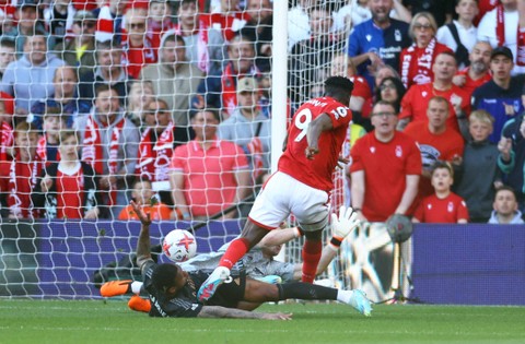 Taiwo Awoniyi mencetak gol untuk Nottingham Forest kala menjamu Arsenal di Stadion City Ground, Nottinghamshire, Inggris, dalam pertandingan pekan ke-37 Liga Inggris 2022/23, Sabtu (20/5). Foto: Carl Recine/Reuters