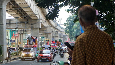 Konvoi mobil hias melewati Jalan Kapten A Rivai menuju kantor Gubernur Sumsel, Minggu (21/5) Foto: abp/Urban Id