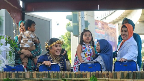 Puteri Gubernur Sumsel yang mengenakan baju adat yang ikut konvoi mobil hias dalam rangka HUT Provinsi Sumsel ke-77, Minggu (21/5) Foto: abp/Urban Id