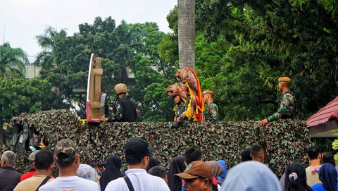 Sejumlah anggota TNI ikut terlibat dalam konvoi mobil hias HUT Provinsi Sumsel ke-77, Minggu (21/5) Foto: abp/Urban Id