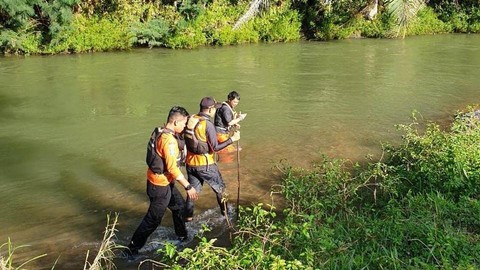 Tim SAR Gabungan melakukan pencarian balita Zheina (3) korban jembatan gantung putus di Kecamatan Rindingallo, Toraja Utara, Minggu (21/5/2023). Foto: Dok. Istimewa