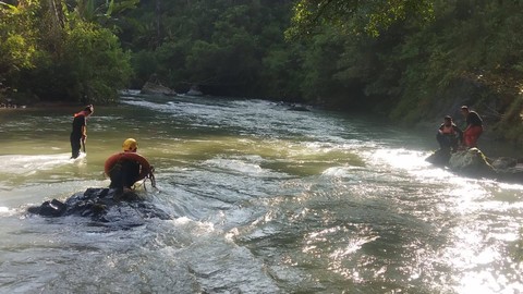 Tim SAR Gabungan melakukan pencarian balita Zheina (3) korban jembatan gantung putus di Kecamatan Rindingallo, Toraja Utara, Minggu (21/5/2023). Foto: Dok. Istimewa