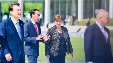 Presiden Joko Widodo berkunjung ke Hiroshima Peace Memorial Park, pada Minggu (21/5/2023). Foto: Laily Rachev/Biro Pers Sekretariat Presiden