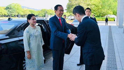Presiden Joko Widodo didampingi Ibu Iriana Joko Widodo berkunjung ke Hiroshima Peace Memorial Park, pada Minggu (21/5/2023). Foto: Laily Rachev/Biro Pers Sekretariat Presiden