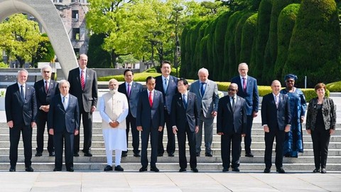Presiden Joko Widodo berkunjung ke Hiroshima Peace Memorial Park, pada Minggu (21/5/2023). Foto: Laily Rachev/Biro Pers Sekretariat Presiden