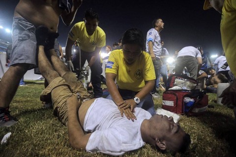 Momen kerusuhan di stadion Cuscatlan di El Salvador. Foto: Milton Flores/AFP