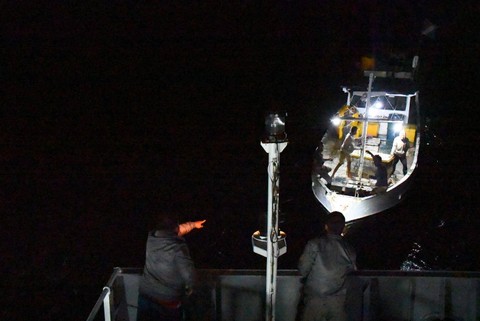Bakamla RI Evakuasi Korban Kapal Mati Mesin di Perairan Pulau Rote Foto: Humas Bakamla RI
