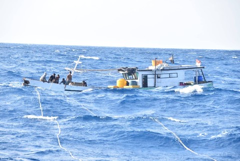 Bakamla RI Evakuasi Korban Kapal Mati Mesin di Perairan Pulau Rote Foto: Humas Bakamla RI