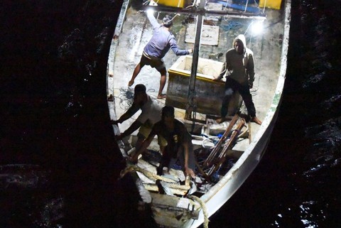 Bakamla RI Evakuasi Korban Kapal Mati Mesin di Perairan Pulau Rote Foto: Humas Bakamla RI