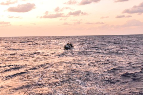 Bakamla RI Evakuasi Korban Kapal Mati Mesin di Perairan Pulau Rote Foto: Humas Bakamla RI