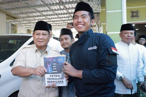 Menhan Prabowo Beri Beasiswa Bagi Santri Amanatul Ummah Mojokerto   Foto: Dok. Kemenhan