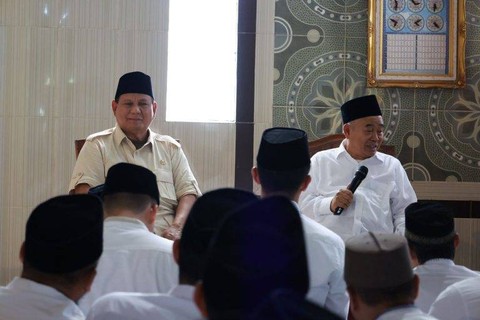 Menhan Prabowo Beri Beasiswa Bagi Santri Amanatul Ummah Mojokerto   Foto: Dok. Kemenhan