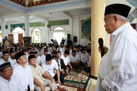 Menhan Prabowo Beri Beasiswa Bagi Santri Amanatul Ummah Mojokerto   Foto: Dok. Kemenhan
