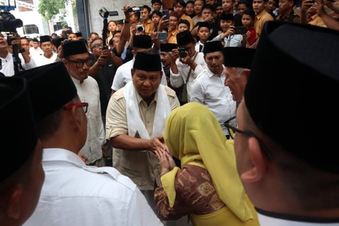 Menteri Pertahanan Prabowo Subianto (tengah) disambut pengasuh ponpes Tebuireng KH Abdul Hakim Mahfudz saat melakukan kunjungan ke pondok pesantren Tebuireng, Kabupaten Jombang, Jawa Timur, Minggu (21/5/2023). Foto: Syaiful Arif/ANTARA FOTO