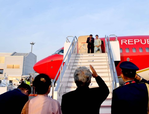 Presiden Jokowi dan Iriana berpamitan usai menghadiri gelaran KTT G7 di Hiroshima, Jepang. Foto: Rusman/Biro Pers Sekretariat Presiden