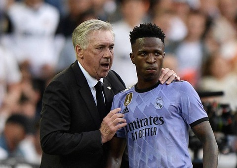 Pelatih Real Madrid, Carlo Ancelotti (kiri), bersama Vinicius Junior saat timnya bertandang ke markas Valencia di Stadion Mestalla dalam lanjutan Liga Spanyol 2022/23, Minggu (21/5). Foto: Pablo Morano/Reuters