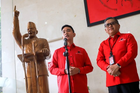 Wali kota Solo Gibran Rakabuming Raka bersama Sekjen PDIP Hasto Kristiyanto (kanan) memberikan keterangan kepada wartawan di DPP PDIP, Jakarta, Senin (22/5/2023). Foto: Jamal Ramadhan/kumparan