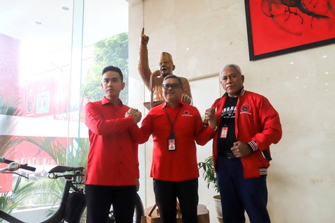 Wali kota Solo Gibran Rakabuming Raka bersama Sekjen PDIP Hasto Kristiyanto (tengah) usai memberikan keterangan kepada wartawan di DPP PDIP, Jakarta, Senin (22/5/2023). Foto: Jamal Ramadhan/kumparan