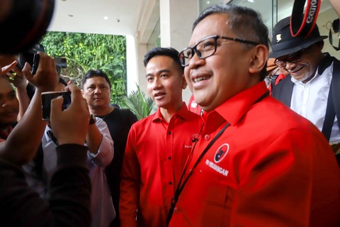 Gibran dan Hasto di DPP PDIP, Jakarta, Senin (22/5/2023). Foto: Jamal Ramadhan/kumparan