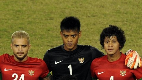 Kurnia Meiga (tengah) saat membela Timnas Indonesia dalam final sepak bola putra SEA Games ke-27 kontra Thailand di Stadion Zeyar Thiri, Naypyidaw, Myanmar, pada 21 Desember 2013. Foto: Soe Than WIN / AFP