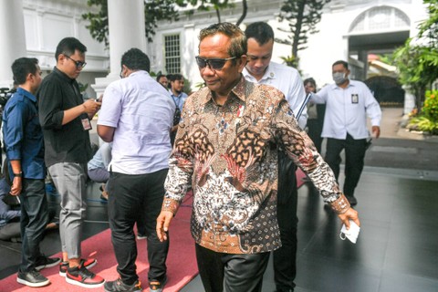 Plt Menkominfo Mahfud MD berjalan usai memberikan keterangan kepada wartawan setelah bertemu dengan Presiden Joko Widodo di Kompleks Istana Kepresidenan, Jakarta, Senin (21/5/2023). Foto: Hafidz Mubarak A/ANTARA FOTO