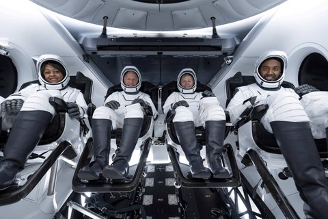 Astronot Arab Saudi Rayyanah Barnawi dan Ali Al Qarni, bersama kru mereka Peggy Whitson dan John Shoffner berpose sebelum misi mereka ke Stasiun Luar Angkasa Internasional dari Florida, AS. Foto: Saudi Press Agency/via REUTERS