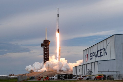 Axiom Mission 2 (Ax-2) di atas kapsul SpaceX Falcon 9 dan Dragon, membawa 4 awak ke Stasiun Luar Angkasa Internasional, lepas landas dari Kennedy Space Center, Florida, AS. Foto: Joe Skipper/REUTERS