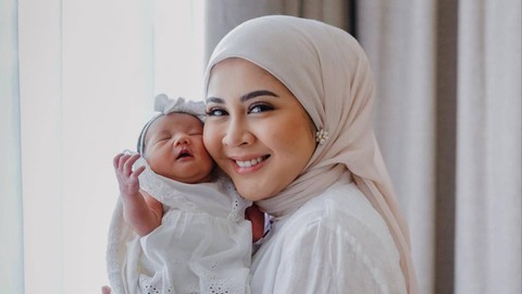 Kesha Ratuliu dan anak keduanya. Foto: Instagram/@kesharatuliu05