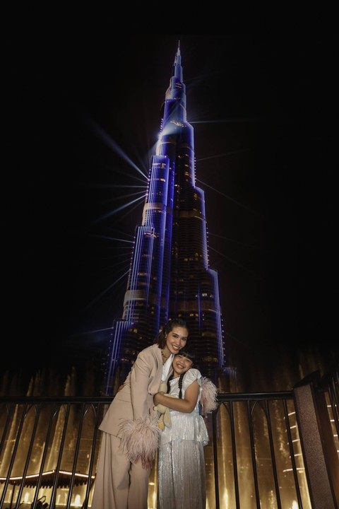 Marsha Timothy dan putrinya Jizzy berfoto dengan latar belakang Burj Khalifa. Foto: DET