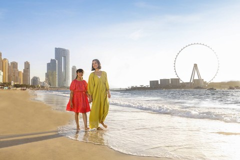 Marsha Timothy dan putrinya Jizzy di salah satu pantai Dubai. Foto: DET