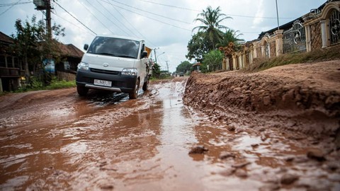 Pengendara melintasi jalan rusak di Desa Suka Damai, Kec Pangkalan Lampan, Kabupaten Ogan Komering Ilir (OKI), Sumatera Selatan, Selasa (23/5/2023). Foto: Nova Wahyudi/ANTARA FOTO