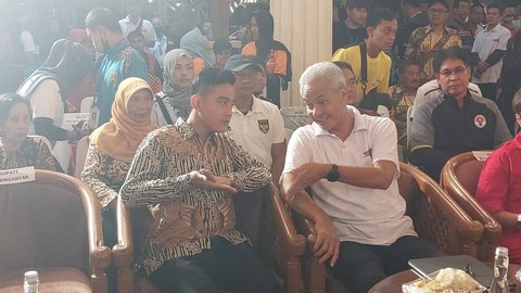 Wali Kota Solo Gibran Rakabuming Raka bertemu dengan bacapres PDIP Ganjar Pranowo dalam satu acara pembukaan Pekan Paralimpik Pelajar Daerah Jawa Tengah tahun 2023 di Kusuma Sahid Prince Hotel, Solo, Jawa Tengah, (23/5) malam.  Foto: Dok. kumparan
