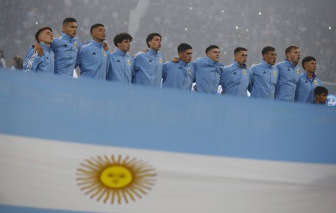 Para pemain Argentina berbaris jelang pertandingan Piala Dunia U-20 Grup A kontra Uzbekistan di Estadio Unico Madre de Ciudades, Santiago del Estero, Argentina (20/5/2023) Foto: Agustin Marcarian/Reuters