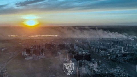 Suasana kota Bakhmut yang hancur akibat serangan Rusia di Ukraina, pada 21 Mei 2023. Foto: Angkatan Bersenjata Ukraina /Handout via REUTERS