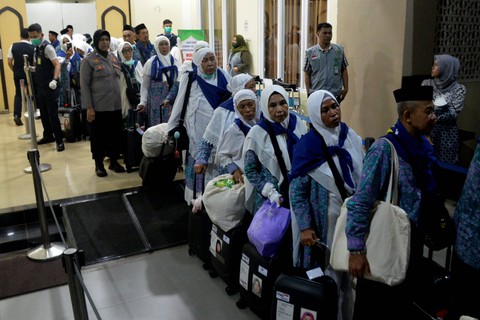 Jemaah calon haji keluar dari aula Mina usai mengikuti pelepasan calon haji di Asrama Haji Sudiang, Makassar, Sulawesi Selatan, Selasa (23/5/2023) malam.  Foto: Abriawan Abhe/ANTARA FOTO