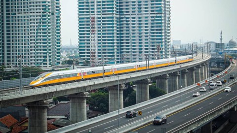 Rangkaian Kereta CIT (Comprehensive Inspection Train) milik PT KCIC saat melakukan uji coba di sekitar kawasan Bekasi, Jawa Barat. Foto: Rizki Fajar Novanto/kumparan