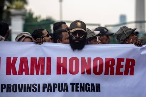 Warga dari Aliansi Honorer Nasional (AHN) melakukan aksi unjuk rasa di depan patung kuda, Jakarta, Rabu (24/5/2023).  Foto: Muhammad Adimaja/ANTARA FOTO