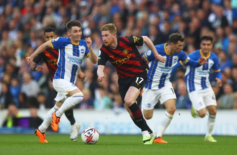 Aksi Kevin de Bruyne (tengah) dalam pertandingan Liga Inggris 2022/23 antara Brighton vs Manchester City di Stadion Amex, Brighton, Inggris, pada Kamis (24/5) Foto: Paul Childs/Reuters