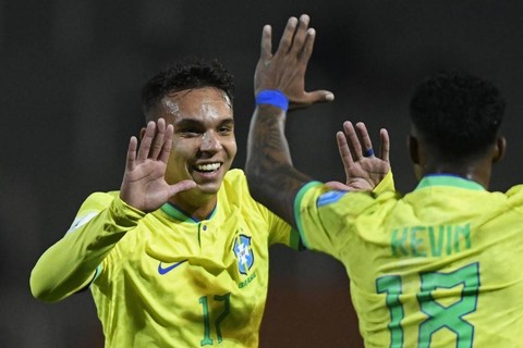 Pemain Brasil, Giovane Santana (kiri), melakukan selebrasi usai mencetak gol saat melawan Republik Dominika dalam pertandingan Piala Dunia U-20 2023 Grup D di Malvinas Argentinas Stadium, Mendoza, Argentina, pada Kamis (25/5). Foto: AFP/Andres Larrovere