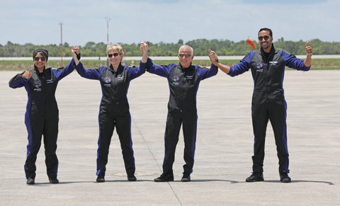 (kiri-kanan) Rayyanah Barnawi, dari Arab Saudi, komandan dan mantan astronot NASA Peggy Whitson, dari AS, pilot John Shoffner, dari AS, dan spesialis misi Ali Al-Qarni, dari Arab Saudi, berpose untuk foto saat mereka tiba di Kennedy Space Center. Foto: Gregg Newton / AFP