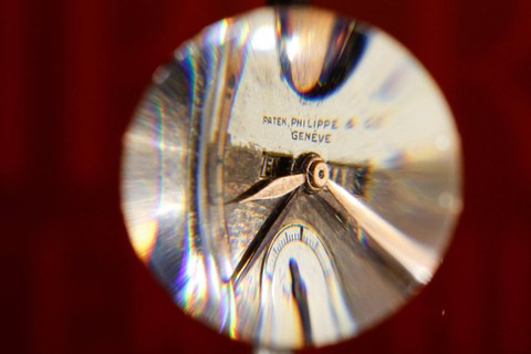 Arloji Patek Philippe Ref 96 Quantieme Lune yang pernah dimiliki oleh Aisin-Gioro Puyi, kaisar terakhir dinasti Qing terlihat dipajang di Hong Kong. Foto: Tyrone Siu/REUTERS