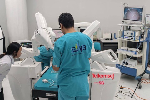 Uji Coba dan Demonstrasi use case 5G Robotic Telesurgery pertama di Indonesia pada Mei 2023 lalu.  Foto: Dok. Telkomsel