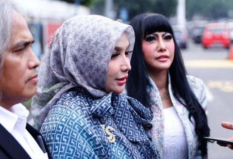 Artis Roro Fitria saat melaporkan terkait pencurian di Polda Metro Jaya, Jakarta, Kamis, (25/5/2023).  Foto: Agus Apriyanto