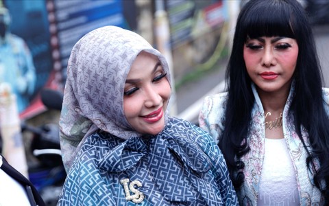 Artis Roro Fitria saat melaporkan terkait pencurian di Polda Metro Jaya, Jakarta, Kamis, (25/5/2023).  Foto: Agus Apriyanto