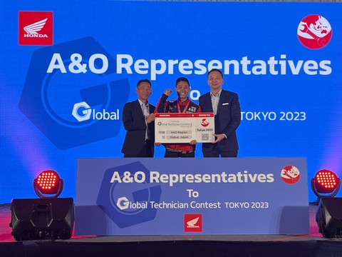 Salah satu peserta teknisi Honda Asia & Oceania Motorcycle Technician Skill Contest 2023 asal Indonesia yang raih gelar juara, Masngudin (tengah) di Bangkok, Thailand. (23-24/5/2023) Foto: Sena Pratama/kumparan