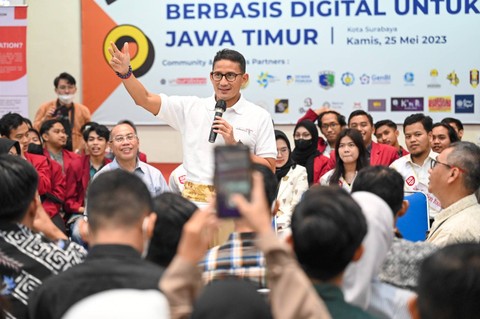 Menparekraf Sandiaga Uno memberikan motivasi sekaligus beasiswa kepada mahasiswa dan mahasiswi berprestasi di Surabaya, Jawa Timur, Kamis (25/5/2023).  Foto: Dok. Istimewa