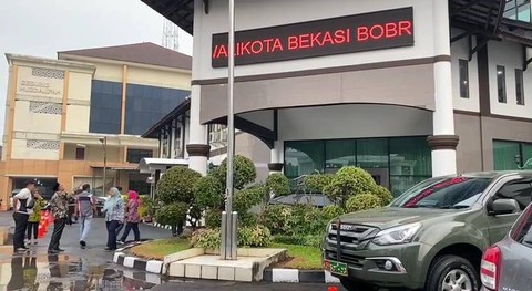 Running Text Outdoor Asrama Haji Embarkasi Jakarta - Bekasi bertuliskan: PLT Wali Kota Bekasi Bobrok.  Foto: kumparan